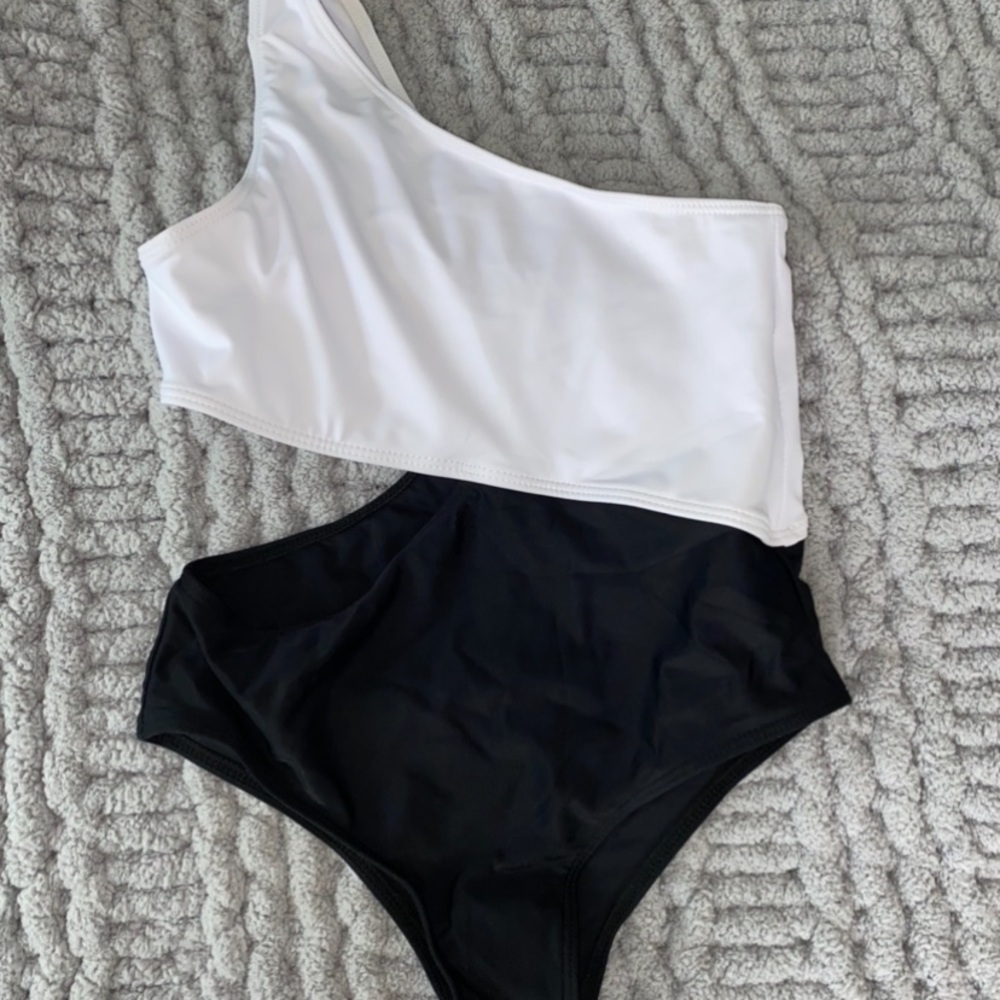 girls shein cut out b&w swimsuit